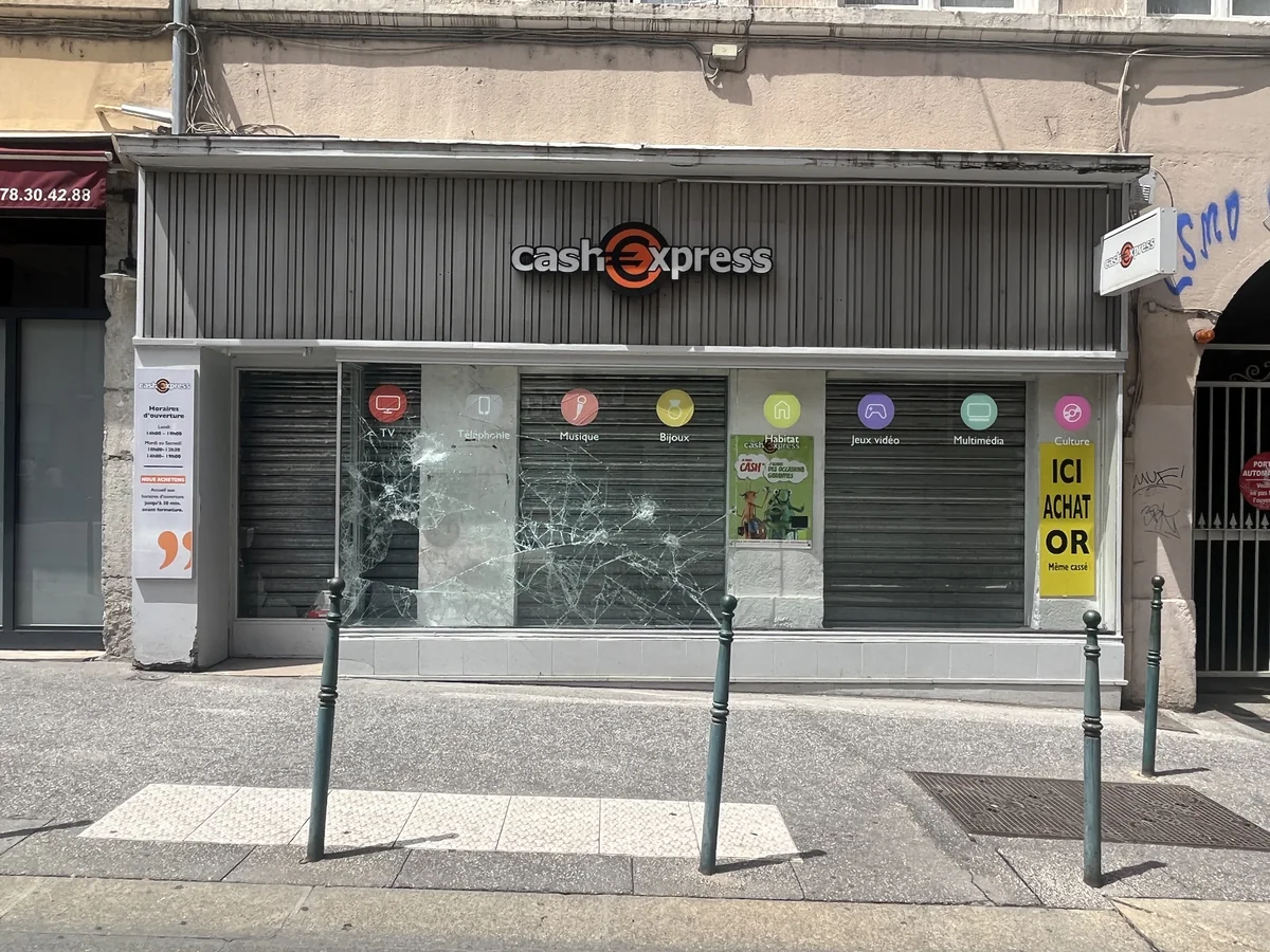 Devanture du magasin Cash Express vandalisee, Grande rue de la Croix-Rousse a Lyon, le 2 juillet 2023