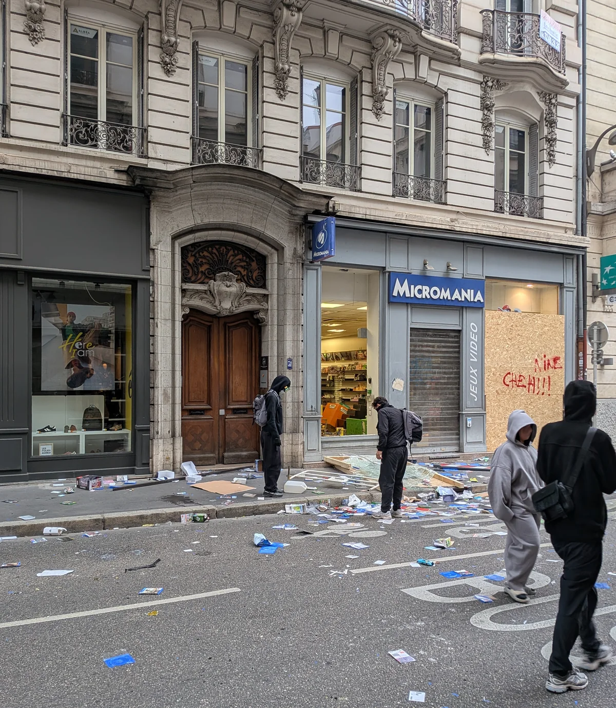 Devanture endommagée rue Grenette à Lyon et débris sur le trottoir