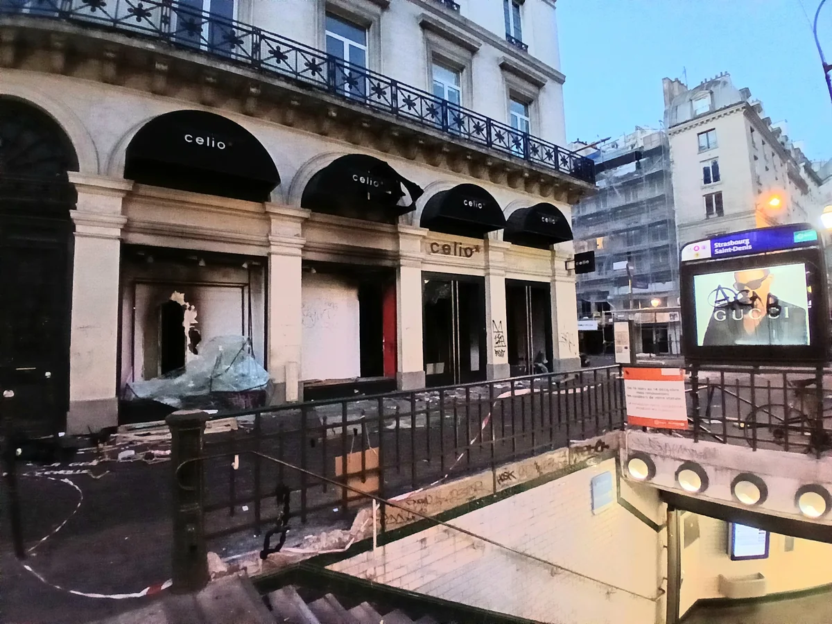 Devanture d’un commerce avec des vitrines brisées boulevard Saint-Denis à Paris, photographiée le 18 octobre 2026.