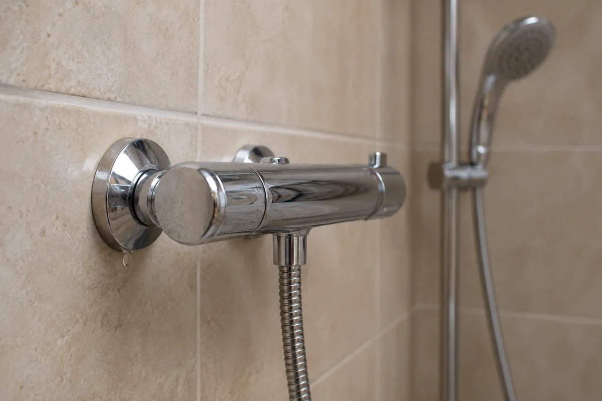 Raccord humide d’un mitigeur de douche mural.